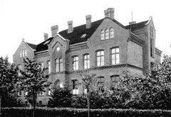 Pierwszy budynek Liceum Ogólnokształcące im. Jana Kochanowskiego w Olecku. Źródło: www.lo.olecko.pl