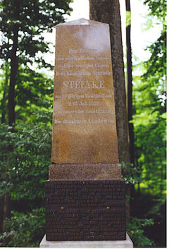 Pomnik nad Kanałem Elbląskim.Źródło: [https://commons.wikimedia.org/wiki/File:MonumentSteenke.jpg Wikimedia Commons